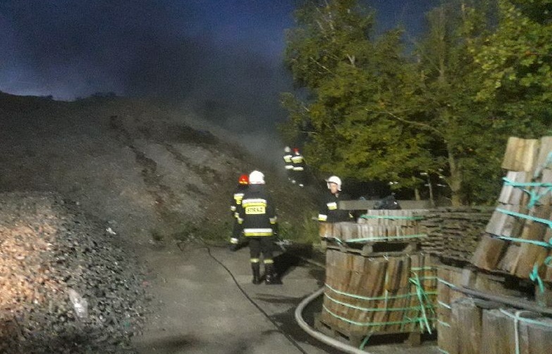 Strażacy gaszą pożar plastików w Marantowie. Na miejscu cztery zastępy