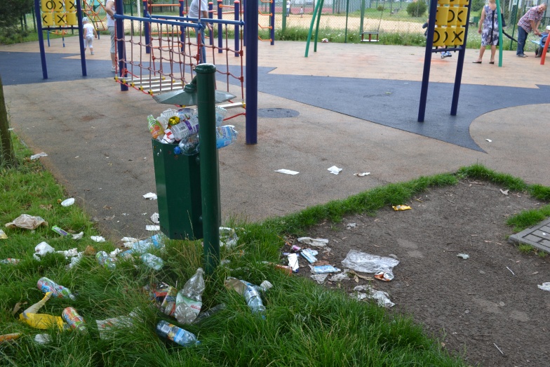 Śmieci straszą na placu zabaw. Pracownicy szkoły na urlopie