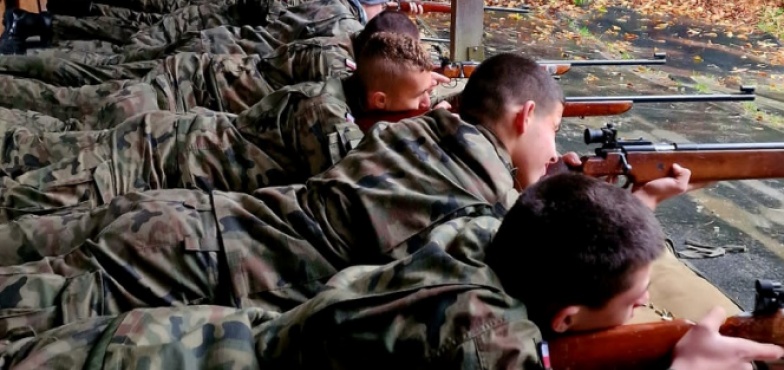 Uczniowie na strzelnicy. Ćwiczyli umiejętności strzeleckie