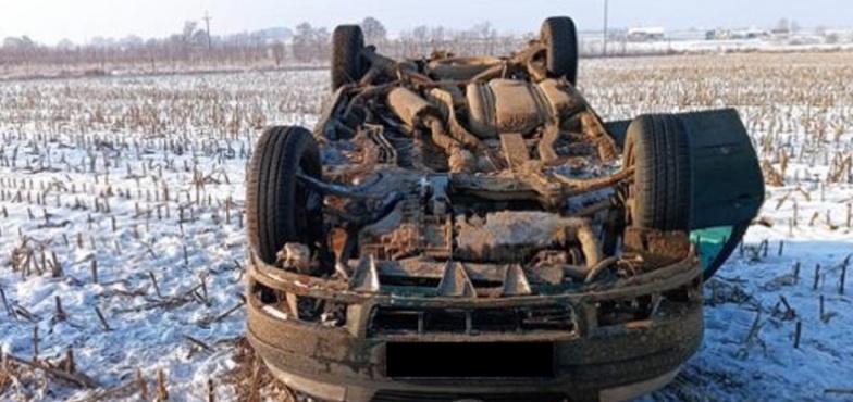Wypadł z drogi i dachował. Autem podróżowały cztery osoby