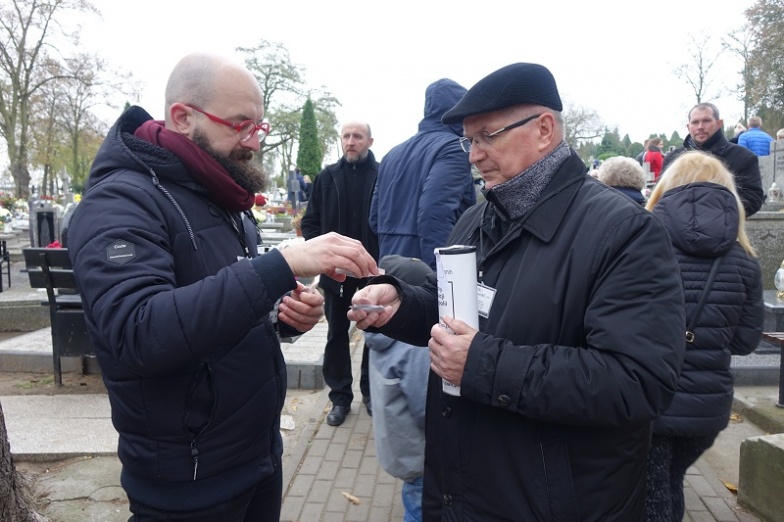 Dzięki tym pieniądzom odnawiają nagrobki. Wiemy, ile w tym roku było w puszkach