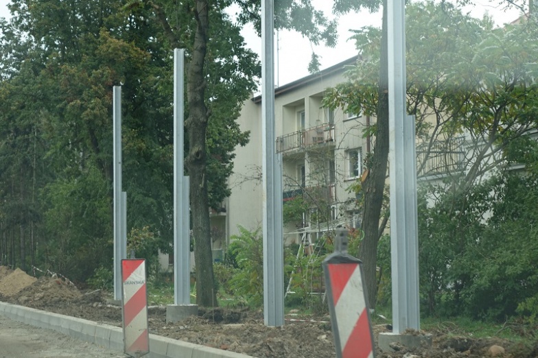  Przy ulicy Ślesińskiej montowane są ekrany dźwiękochłonne. Chcieli ich mieszkańcy i radni