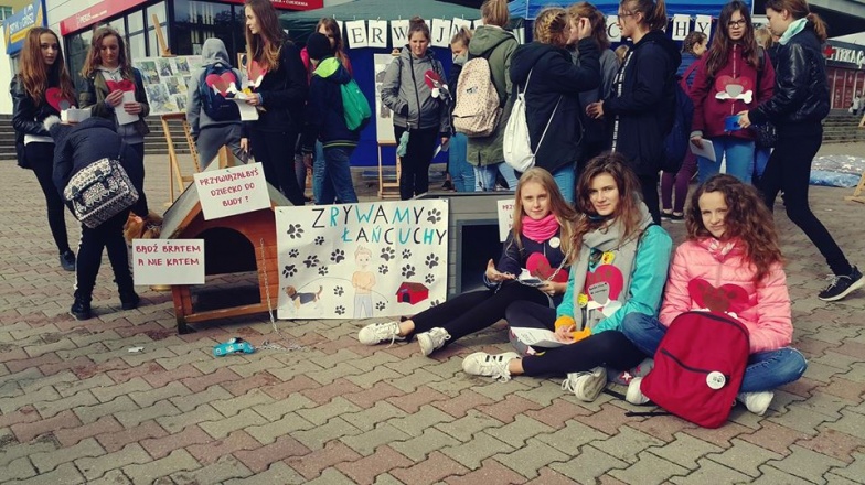 W Koninie protestują przeciwko trzymaniu psów na uwięzi. Kto chce poczuć ciężar łańcucha? 
