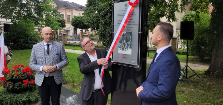 Odsłonili tablicę na skwerze przy farze. „To jest ród zdecydowanie ponadprzeciętny, o wielkich zasługach”