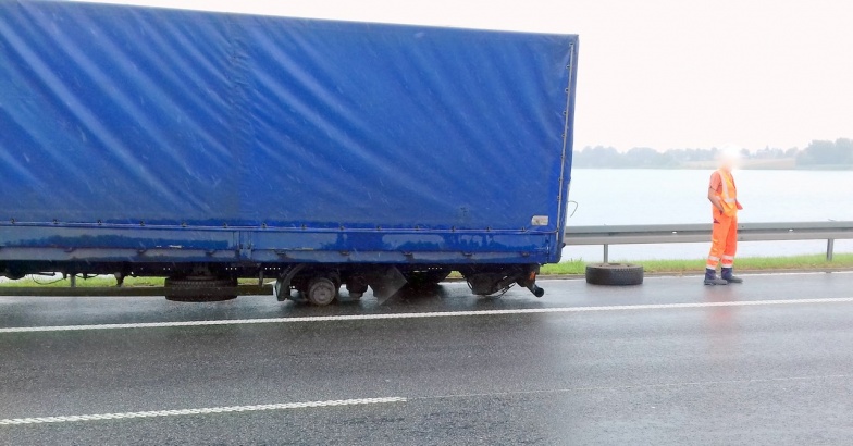 Na autostradzie A2 w gm. Stare Miasto. Ciężarówka straciła koło 