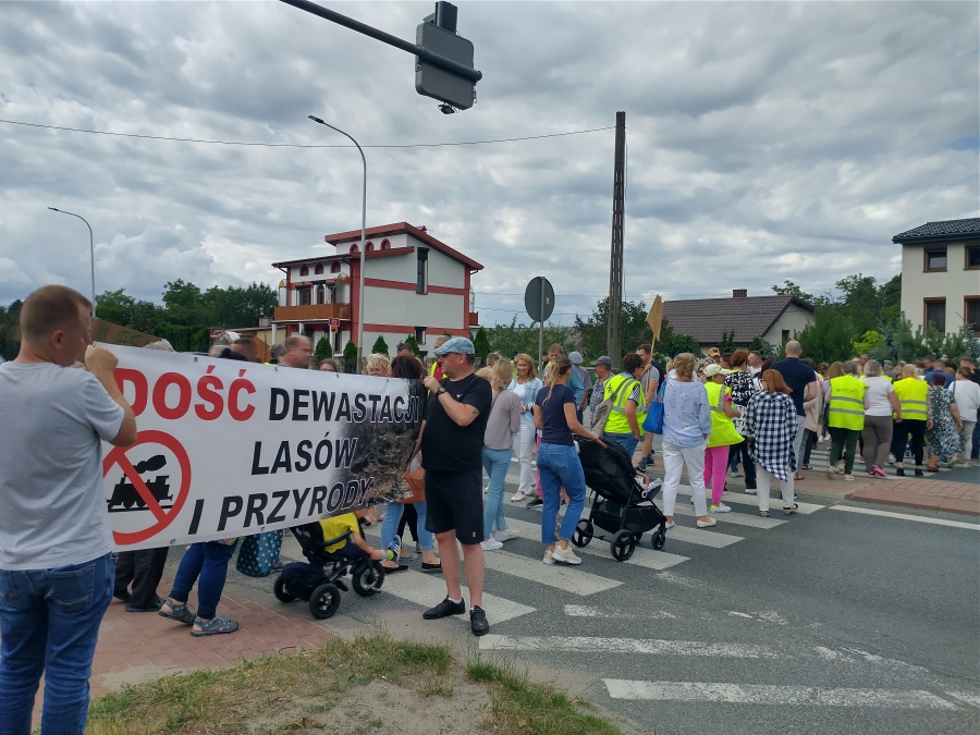 Prezydent Konina wśród protestujących przeciwko linii kolejowej 