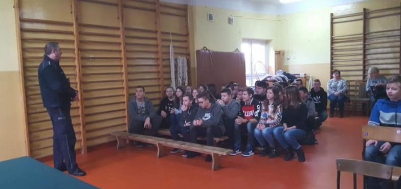 Dzielnicowy opowiadał uczniom o pracy w policji