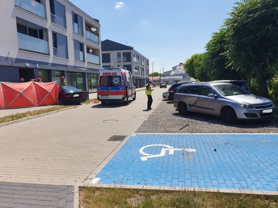 Wypadek na ulicy Kościelnej. Samochód osobowy uderzył w budynek