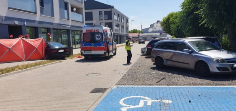Wypadek na ulicy Kościelnej. Samochód osobowy uderzył w budynek