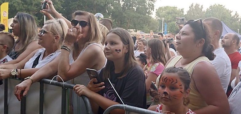 Upalne Dni Gminy Wilczyn. Tłumy na koncercie „Pięknych i Młodych”