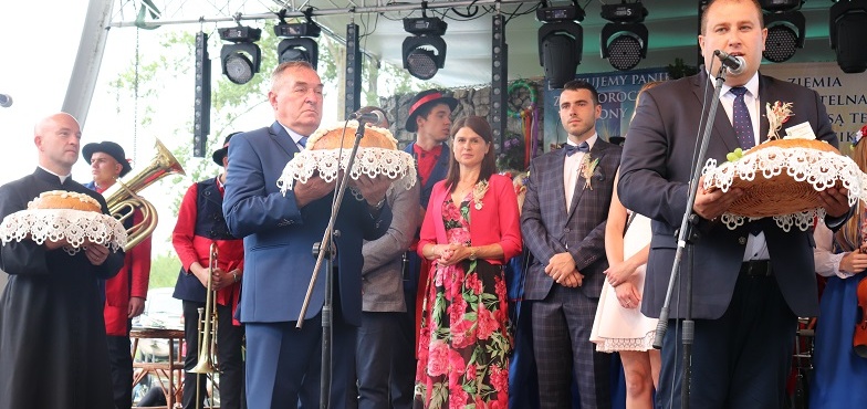 Bochnami chleba podzielili się z mieszkańcami. Przyjechali goście z całego powiatu