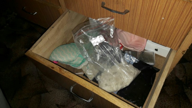 Ojciec zatrzymanej kobiety groził policjantom. Miała w domu narkotyki
