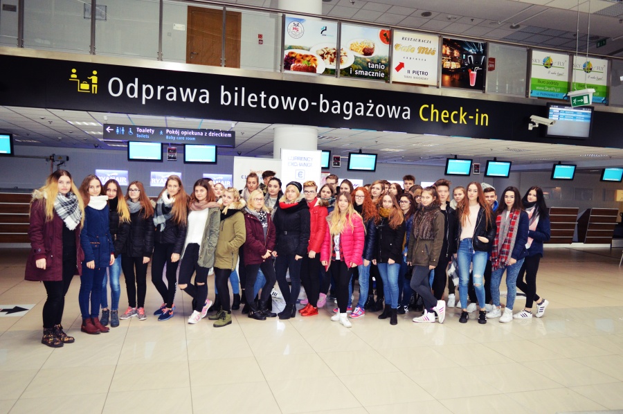 Poznali lotnisko od kuchni. Młodzież z „Kopernika” uczyła się odprawy pasażerskiej