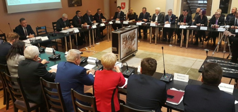 Radni miejscy złożyli ślubowanie. Wiesław Steinke przewodniczącym