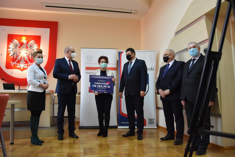 Pandemiczny czek na ponad 100 tys. złotych dla Domu Pomocy Społecznej  w Skęczniewie. 