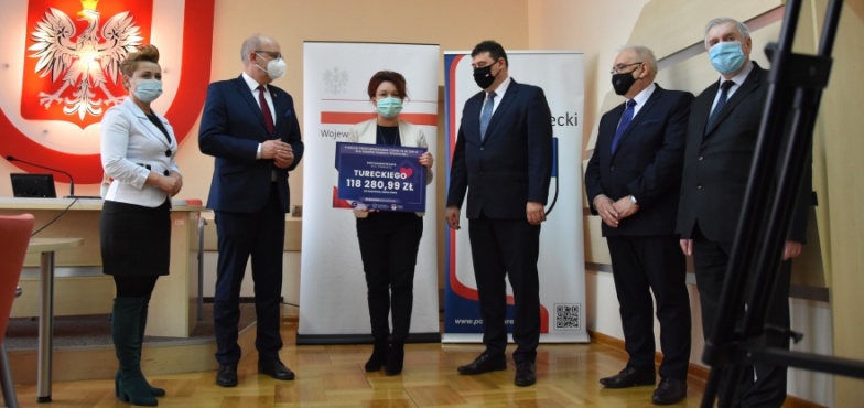 Pandemiczny czek na ponad 100 tys. złotych dla Domu Pomocy Społecznej  w Skęczniewie. 