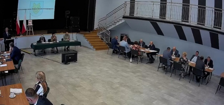 Robili salta na żywopłot w parku. Wójt ma nagranie