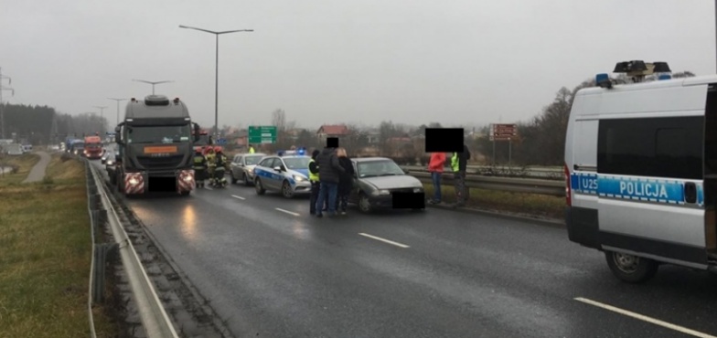 Kolizja trzech samochodów. Trasa już przejezdna