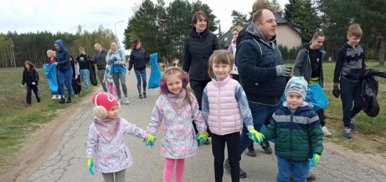 Karatecy sprzątali las ze szkła, plastiku, a nawet strzykawki z igłą
