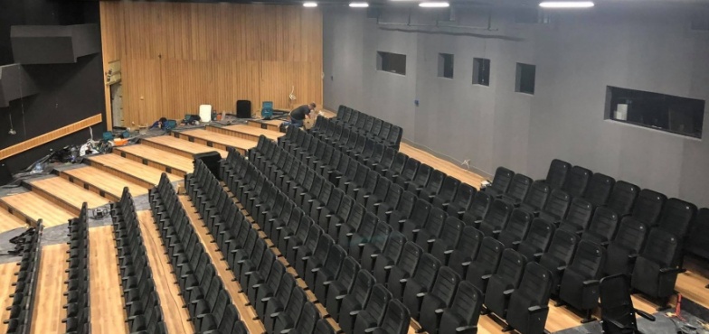 Tak wygląda nowa sala widowiskowa w Oskardzie. „Termin otwarcia coraz bliżej”