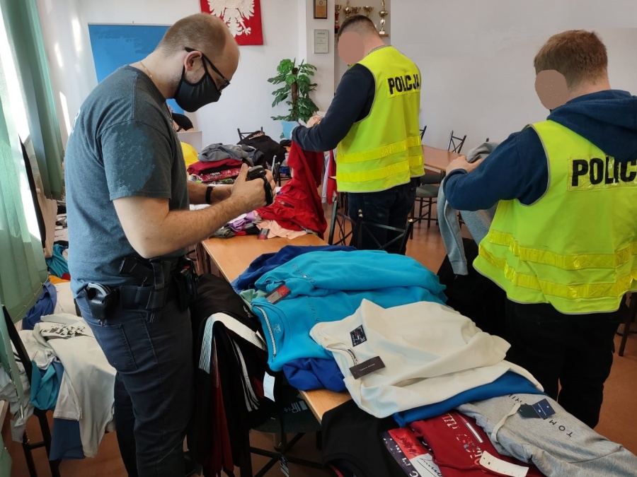 Policjanci zabezpieczyli podrobioną odzież luksusowych marek