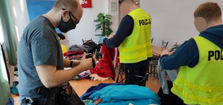 Policjanci zabezpieczyli podrobioną odzież luksusowych marek