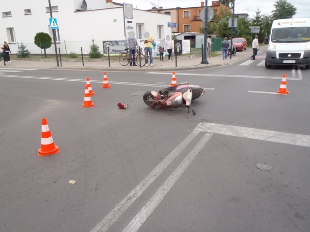 Samochód zderzył się ze skuterem. Wypadek na skrzyżowaniu w Słupcy