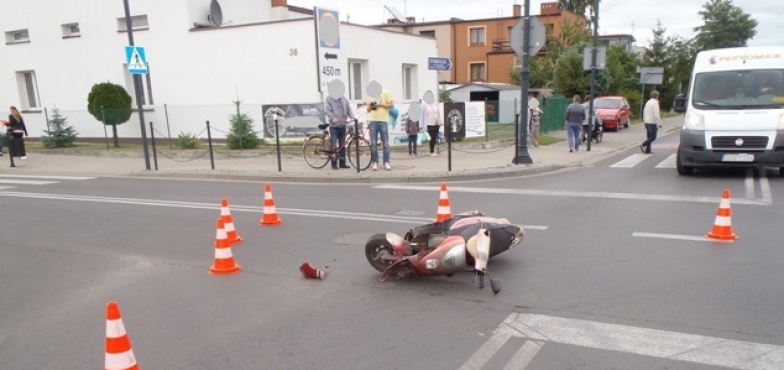 Samochód zderzył się ze skuterem. Wypadek na skrzyżowaniu w Słupcy