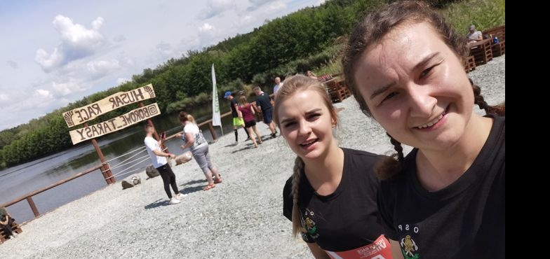 Druhny wzięły udział w ekstremalnym biegu. Pokonały wiele przeszkód