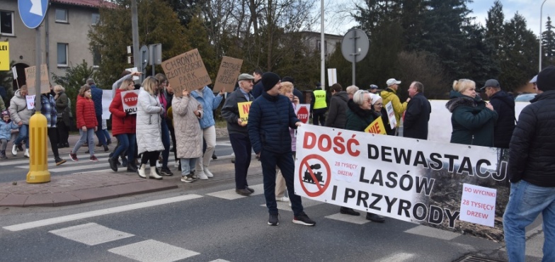 Blokowali drogę krajową, bo nie chcą pociągów pod oknami. Z transparentami chodzili po pasach
