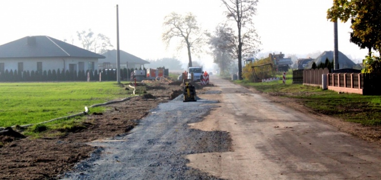 Utrudnienia na drodze powiatowej Kawęczyn-Potworów. Trwa budowa kolektora sanitarnego