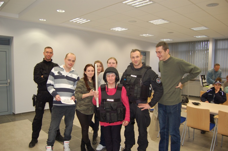 Seniorzy odwiedzili policjantów. O bezpieczeństwie i rozwiązywaniu kryminalnych zagadek