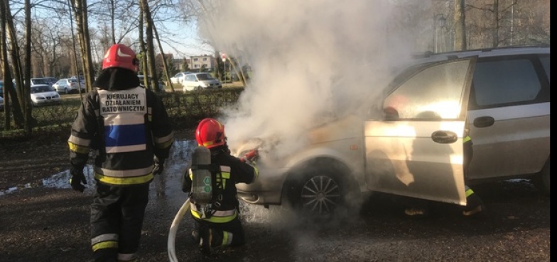 Pożar przy cmentarzu. Zapalił się samochód