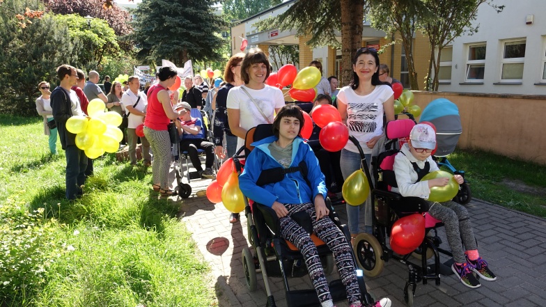Marsz godności na ulicach Konina. W niebo poszybują balony
