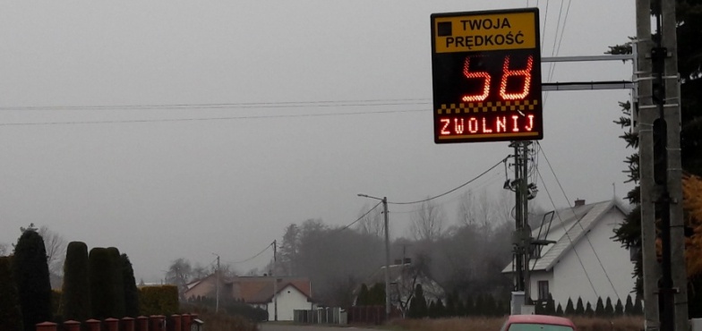 Kierowcy zdejmują nogę z gazu. Świecące znaki każą zwolnić