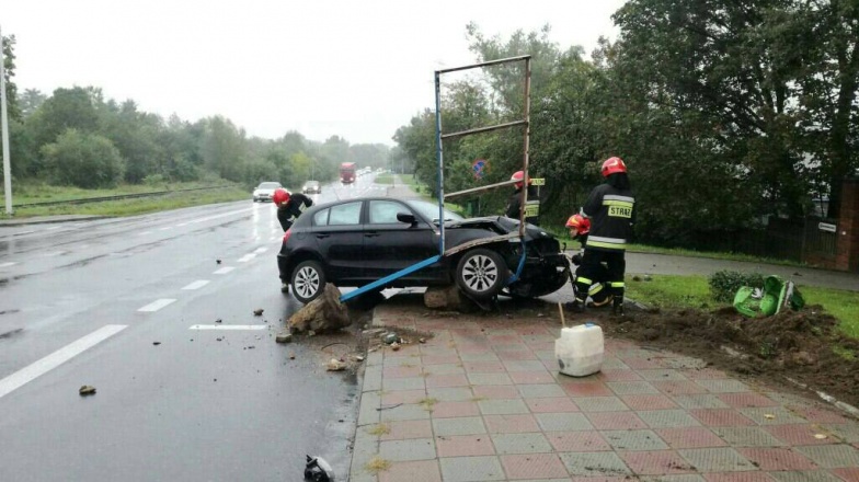 Wypadek przy elektrowni. Zderzyły się peugeot i bmw 