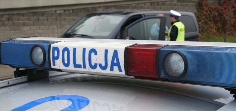 Policjanci zatrzymali kierowcę, bo jechał bez świateł. Miał fałszywe prawo jazdy