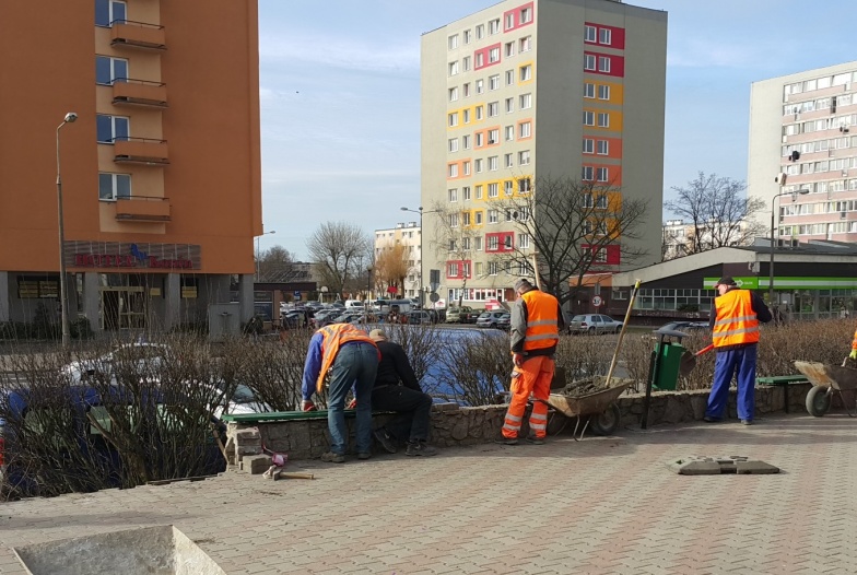 Naprawiany jest murek w centrum Konina. Ma wyglądać jak wcześniej
