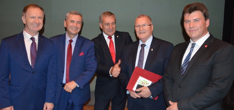 „Lepsza pożółkła metryka niż ta, która intensywnie pachnie mlekiem w proszku” 