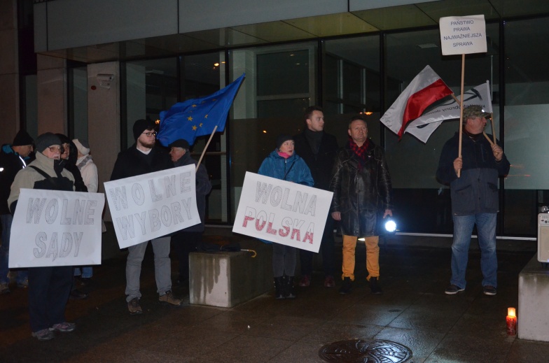 W całym kraju organizowane są protesty „SOS dla Polski”. W Koninie także spotkano się przed sądem 