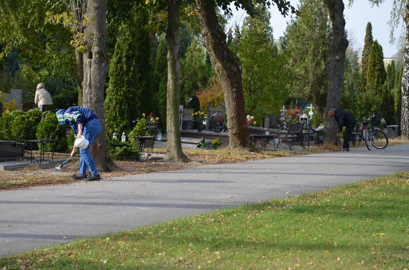 Na cmentarzach rozpoczęły się porządki. Policja ostrzega przed złodziejami