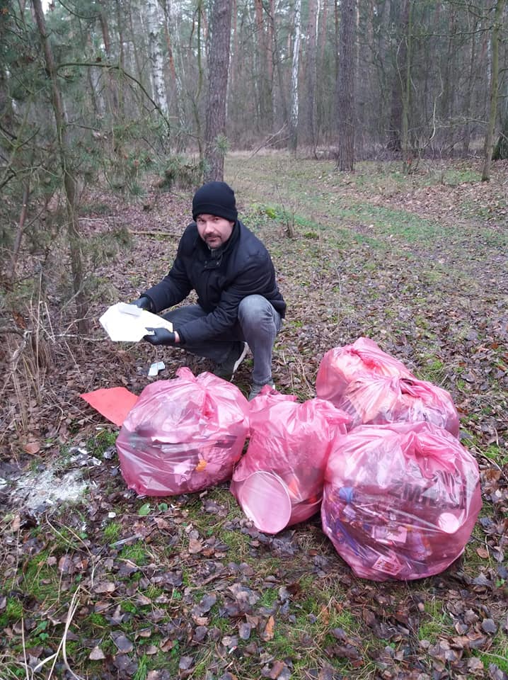 Namierzył właściciela śmieci. Zamiast mandatu, kazał mu wpłacić na konto chorej dziewczynki 