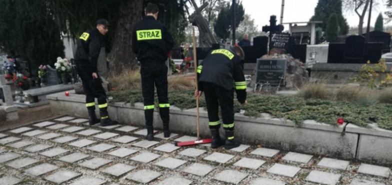 Młodzi druhowie zadbali o zapomniane groby. Zapalili symboliczną lampkę