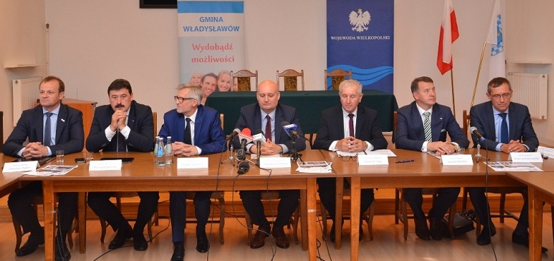 Wojewoda podpisał pierwsze cztery umowy z samorządowcami. Wyremontują drogi