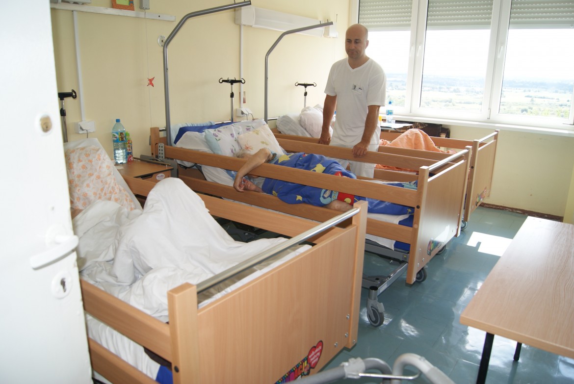 30 łóżek dla obłożnie chorych
