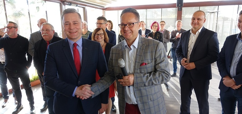 Poparł w kampanii Piotra Korytkowskiego. Wygrał konkurs na stanowisko inspektora w magistracie 