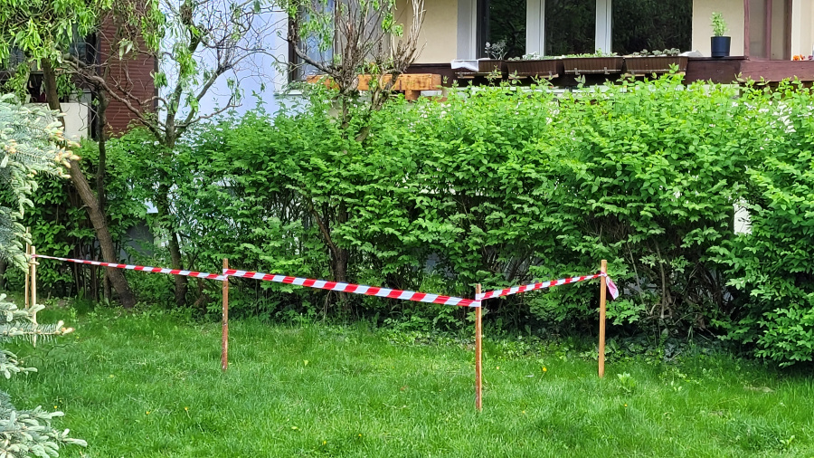 Stara dykta i plandeka na balkonie. Spółdzielnia zagrodziła teren przy bloku  