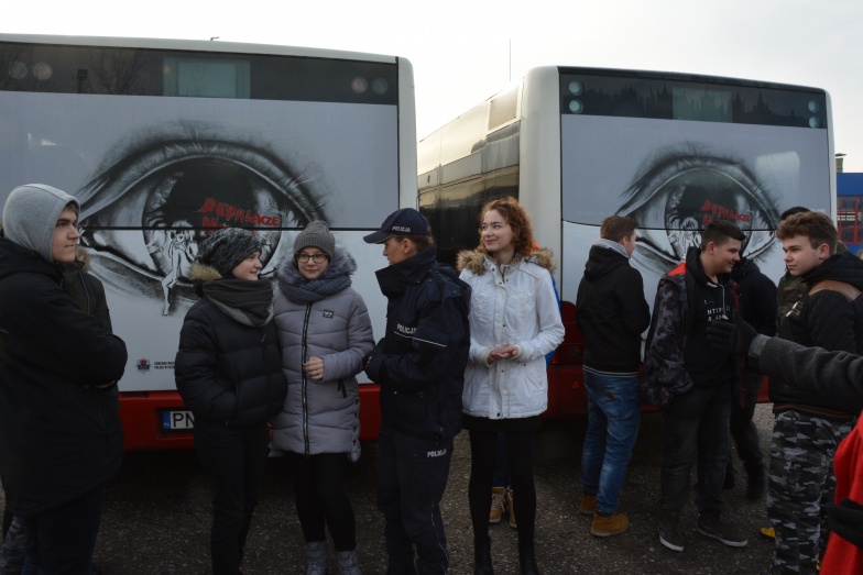 Dopalacze niszczą życie. Plakaty na autobusach MZK