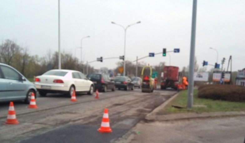 Znów drogowcy łatają dziury w godzinach szczytu 