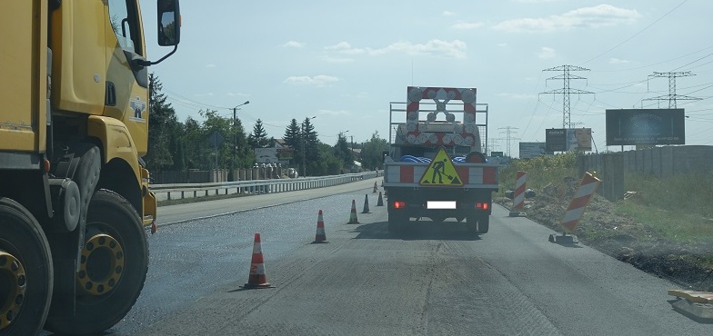 Na drodze krajowej w Lubomyślu wykonują lewoskręt. Utrudnienia w ruchu  